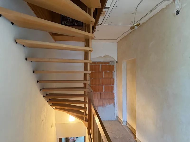 Treppenhaus und Flur während der Entkernung