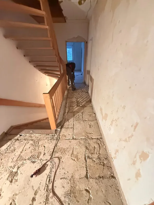 Flur mit Treppe, Bodenbelag entfernt