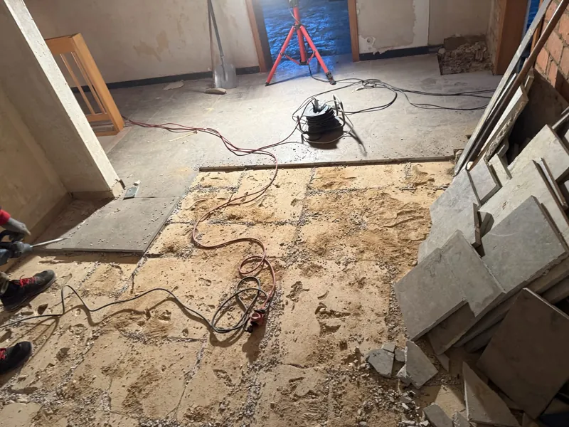 Bodenplatten werden entfernt