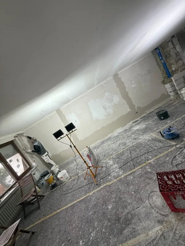 Raum mit entfernter Deckenverkleidung und Baustrahlern
